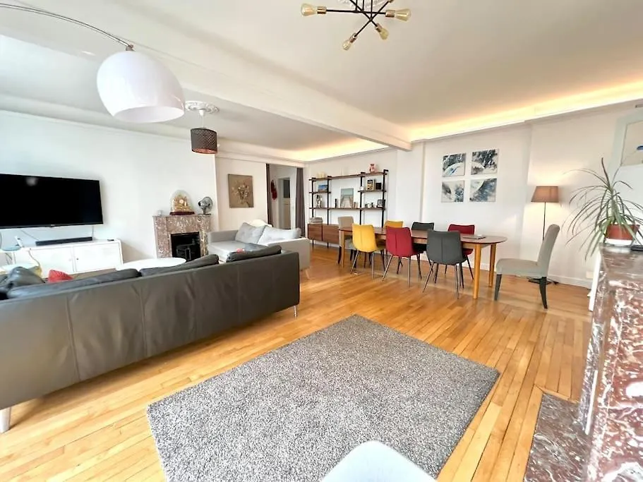 Grand Appartement Dans Paris 8 Couchages 0*,  France